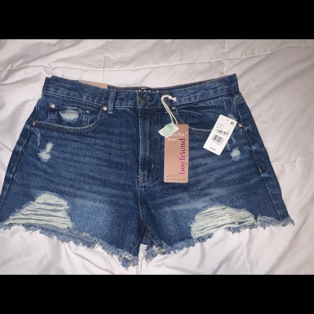 Vanilla Star, distressed boyfriend shorts. Size 11.